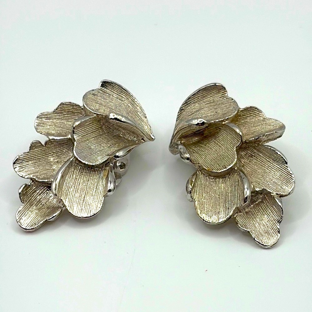 Vintage 70’s Judy Lee Chic Silver Petal Leaf Textured Clip On Earrings
